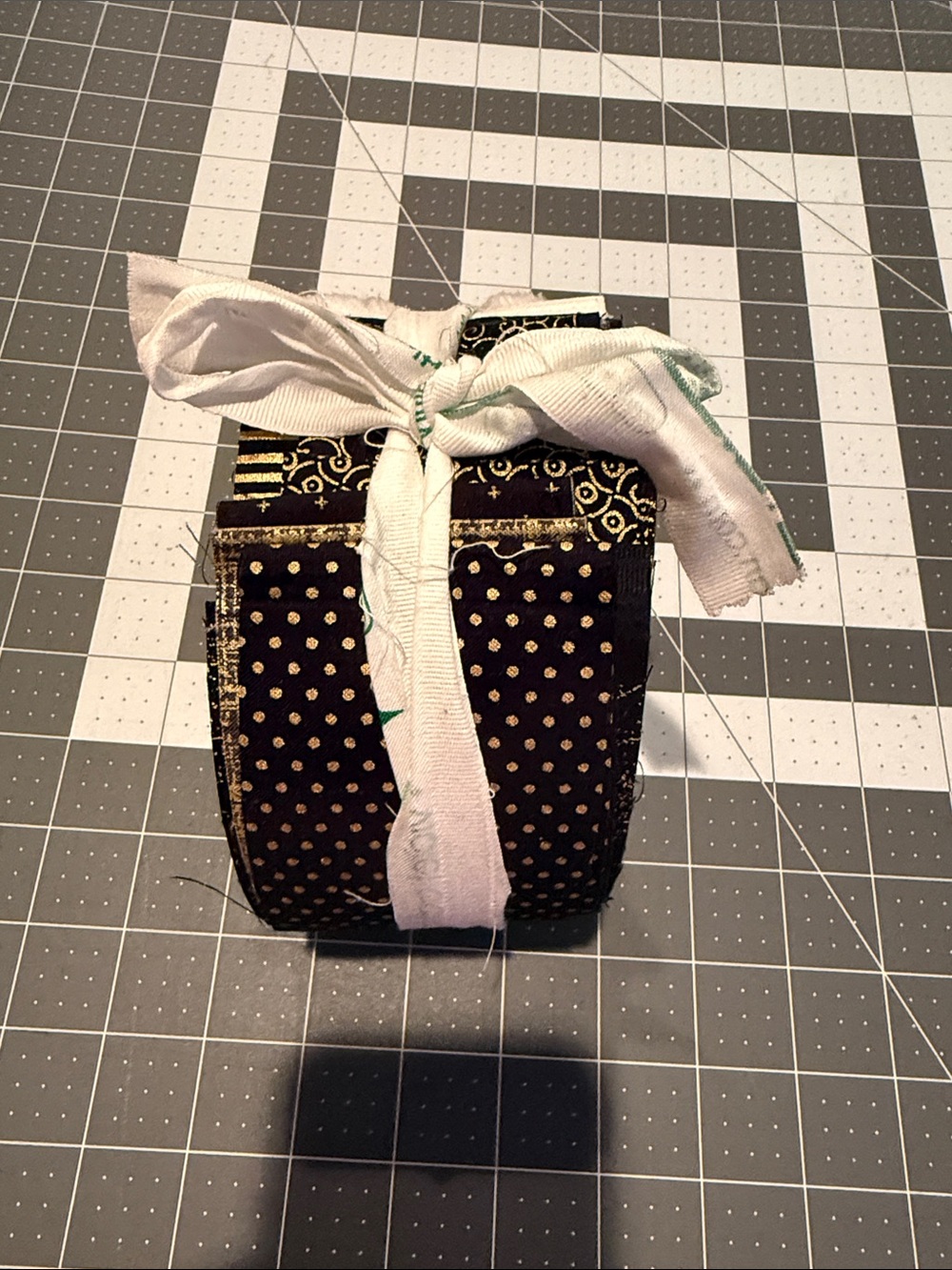 2.5x 42” strips high quality cotton fabric Black & Gold Patterned - Picture 5 of 13